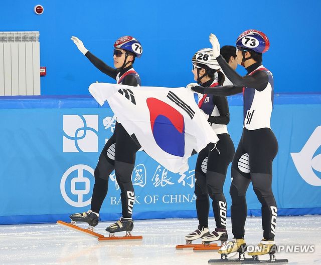 8일 중국 하얼빈 헤이룽장 빙상훈련센터 다목적홀에서 열린 하얼빈 동계아시안게임 쇼트트랙 혼성 2000m 계주 결승에서 금메달을 획득한 김길리, 박지원, 김태성이 태극기를 들고 기뻐하고 있다. 연합뉴스