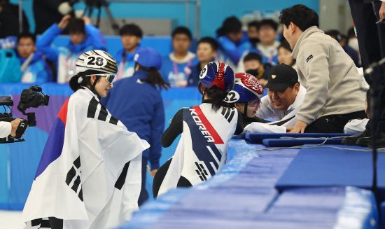 최민정은 8일 중국 하얼빈 헤이룽장 빙상훈련센터 다목적홀에서 열린 2025 하얼빈 동계아시안게임 쇼트트랙 여자 500m 결승에서 43초016으로 결승선을 통과해 가장 먼저 들어왔다. 최민정은 이날 앞서 열린 혼성계주 2000m 금메달에 이어 2관왕에 올랐다. 최민정은 직전 대회였던 2017년 삿포로 아시안게임에선 이 종목에서 동메달을 따냈으나 이번엔 자신의 메달 색깔을 금빛으로 바꿨다. 김길리는 같은 종목 은메달을 따내면서 8일 하루에만 금메달 2개, 은메달 1개를 거머쥐었다. 연합뉴스