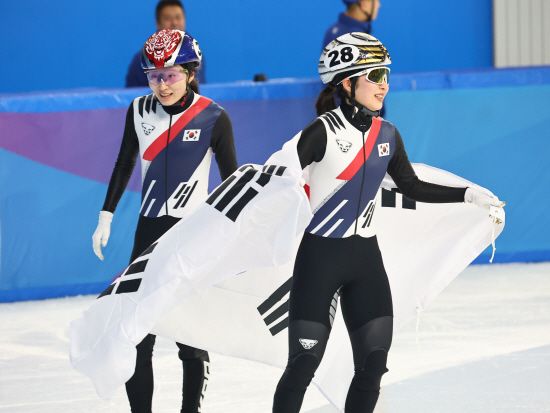 8일 중국 하얼빈 헤이룽장 빙상훈련센터 다목적홀에서 열린 하얼빈 동계아시안게임 쇼트트랙 여자 1500m 결승에서 김길리가 금메달을 따낸 뒤 태극기를 두른 채 세리머니하고 있다. 김길리는 혼성 2000m 계주에 이어 2관왕이 됐다. 연합뉴스