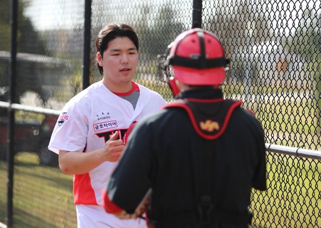 2025 시즌 KIA 타이거즈의 5선발 진입을 위해 미국 캘리포니아주 오렌지카운티 어바인에서 구슬땀을 흘리고 있는 우완 황동하. 사진 KIA 타이거즈