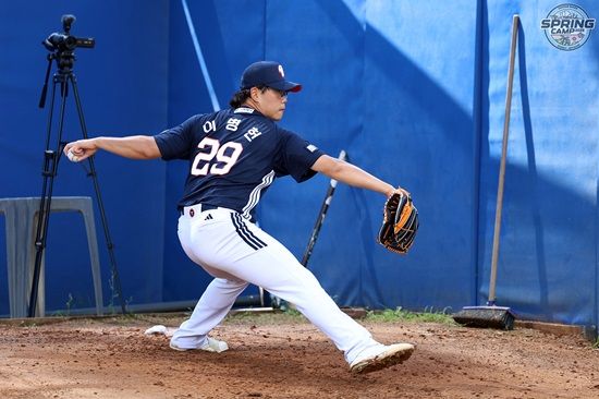 두산 베어스 투수 이병헌이 호주 블랙타운 스프링캠프에서 불펜 투구를 소화하고 있다. 두산 베어스