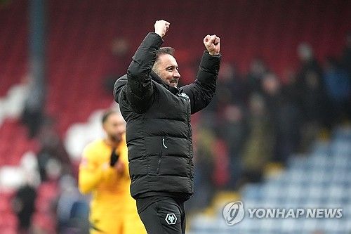 비토르 페레이라 감독이 이끄는 울버햄튼이 9일(한국시간) 영국 블랙번에 있는 이우드 파크에서 열린 블랙번 로버스와의 2024-2025시즌 FA컵 4라운드 원정 경기에서 2-0으로 승리했다.&nbsp;연합뉴스