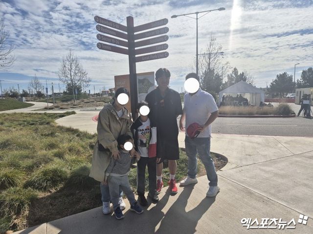 KIA 타이거즈 김도영이 8일(현지시간) 미국 캘리포니아주 오렌지카운티 어바인의 그레이트 파크 야구장에서 오전 훈련을 마친 뒤 현지 교민들과 기념촬영을 진행했다. 사진 엑스포츠뉴스