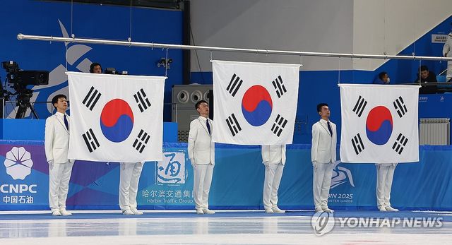 8일 중국 하얼빈 헤이룽장 빙상훈련센터 다목적홀에서 열린 하얼빈 동계아시안게임 여자 500m 결승 시상식에서 태극기가 게양되고 있다. 이날 경기에서는 최민정, 김길리, 이소연이 각각 금,은,동메달을 차지했다. 연합뉴스