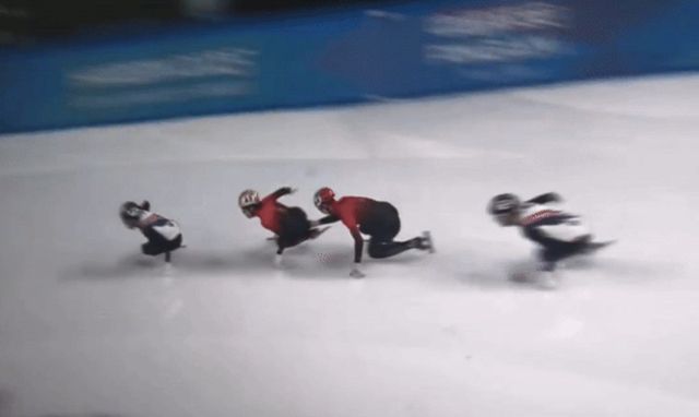 8일 중국 하얼빈 헤이룽장 빙상훈련센터 다목적홀에서 열린 2025 하얼빈 동계아시안게임 쇼트트랙 남자 500m 결승. 3위에 자리한 중국의 쑨룽이 2위로 달리고 있는 대표팀 동료 린샤오쥔을 뒤에서 밀어주는 듯한 모습이 포착됐다. 린샤오쥔은 이 상황서 역전에 성공하며 금메달을 따냈다. 쇼트트랙 중계 화면 캡처