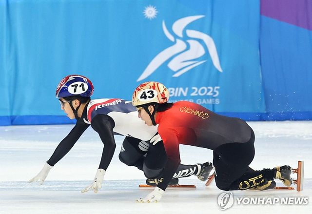 9일 중국 하얼빈 헤이룽장 빙상훈련센터에서 열린 동계아시안게임 쇼트트랙 남자 5000m 계주 결승에서 왼쪽의 한국 박지원과 중국 린샤오쥔(한국명 임효준)이 자리를 다투고 있다. 한국은 홀로 실격당했고 중국은 동메달을 얻어냈다. 연합뉴스