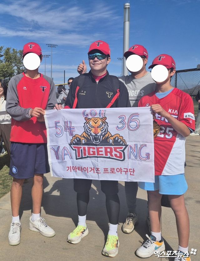 KIA 타이거즈 양현종이 8일(현지시간) 미국 캘리포니아주 오렌지카운티 어바인의 그레이트 파크 야구장에서 오전 훈련을 마친 뒤 현지 교민들과 기념촬영을 진행했다. 사진 엑스포츠뉴스