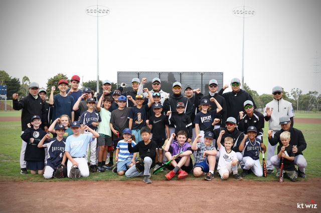 호주 질롱에서 1차 스프링캠프를 진행 중인 KT 위즈가 질롱시와 협업으로 9일 질롱베이스볼센터에서 커뮤니티데이를 개최했다. 이날 KT는 질롱 시민들을 초청해 KT를 비롯한 한국 야구를 알리고 이벤트 부스, 유소년 클리닉 등의 행사를 진행했다. kt wiz