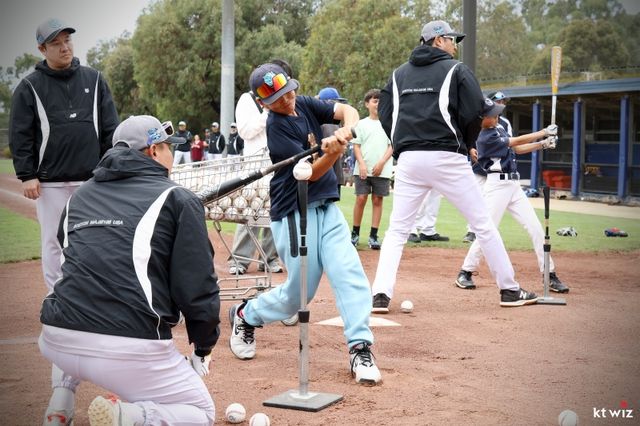 호주 질롱에서 1차 스프링캠프를 진행 중인 KT 위즈가 질롱시와 협업으로 9일 질롱베이스볼센터에서 커뮤니티데이를 개최했다. 이날 KT는 질롱 시민들을 초청해 KT를 비롯한 한국 야구를 알리고 이벤트 부스, 유소년 클리닉 등의 행사를 진행했다. kt wiz