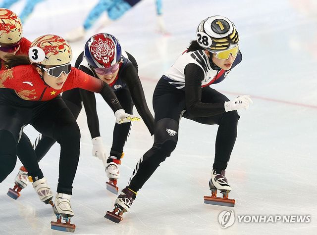 9일 중국 하얼빈 헤이룽장 빙상훈련센터 다목적홀에서 열린 하얼빈 동계아시안게임 쇼트트랙 여자 3000m 계주 결승에서 김길리(오른쪽)가 질주하고 있다. 연합뉴스