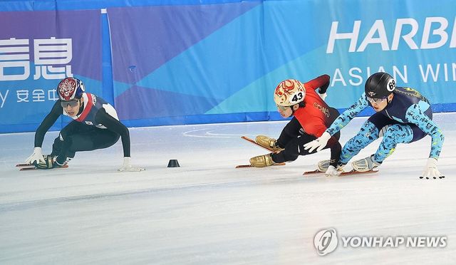 9일 중국 하얼빈 헤이룽장 빙상훈련센터에서 열린 동계아시안게임 쇼트트랙 남자 5000m 계주 결승에서 헬멧 번호 43번의 중국 린샤오쥔(한국명 임효준)이 자리를 다투다가 균형을 잃고 있다. 연합뉴스