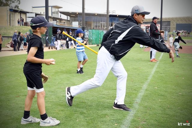 호주 질롱에서 1차 스프링캠프를 진행 중인 KT 위즈가 질롱시와 협업으로 9일 질롱베이스볼센터에서 커뮤니티데이를 개최했다. 이날 KT는 질롱 시민들을 초청해 KT를 비롯한 한국 야구를 알리고 이벤트 부스, 유소년 클리닉 등의 행사를 진행했다. kt wiz