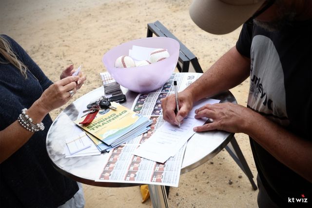 호주 질롱에서 1차 스프링캠프를 진행 중인 KT 위즈가 질롱시와 협업으로 9일 질롱베이스볼센터에서 커뮤니티데이를 개최했다. 이날 KT는 질롱 시민들을 초청해 KT를 비롯한 한국 야구를 알리고 이벤트 부스, 유소년 클리닉 등의 행사를 진행했다. kt wiz