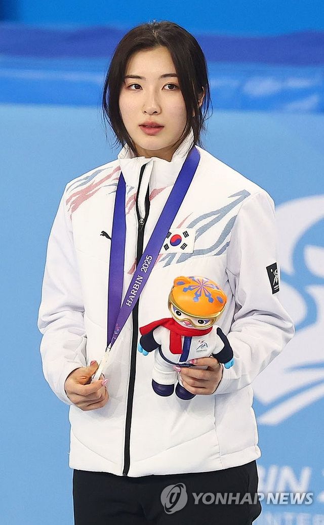 9일 중국 하얼빈 헤이룽장 빙상훈련센터 다목적홀에서 열린 하얼빈 동계아시안게임 쇼트트랙 여자 1,000m 시상식에서 은메달을 차지한 김길리가 시상대에 올라 메달을 들어보이고 있다. 연합뉴스