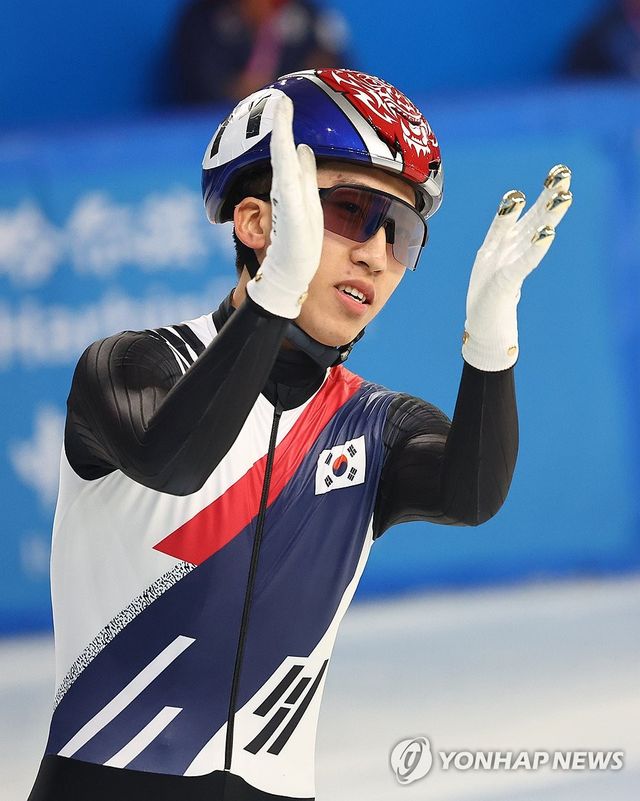 8일 중국 하얼빈 헤이룽장 빙상훈련센터 다목적홀에서 열린 하얼빈 동계아시안게임 쇼트트랙 남자 1,500m 결승에서 박지원이 금메달을 따낸 뒤 박수를 치고 있다. 연합뉴스