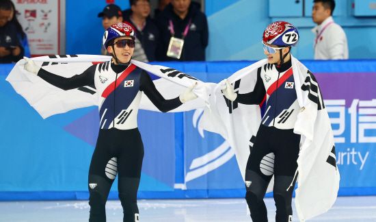 9일 중국 하얼빈 헤이룽장 빙상훈련센터 다목적홀에서 열린 하얼빈 동계아시안게임 쇼트트랙 남자 1000m 결승에서 금메달을 차지한 장성우(오른쪽)과 은메달을 차지한 박지원이 태극기를 두르고 함께 세리머니를 하고 있다. 연합뉴스