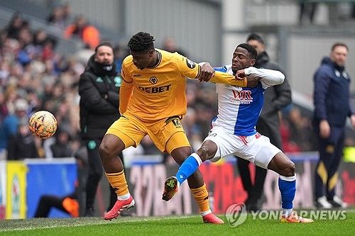 비토르 페레이라 감독이 이끄는 울버햄튼이 9일(한국시간) 영국 블랙번에 있는 이우드 파크에서 열린 블랙번 로버스와의 2024-2025시즌 FA컵 4라운드 원정 경기에서 2-0으로 승리했다.&nbsp;연합뉴스