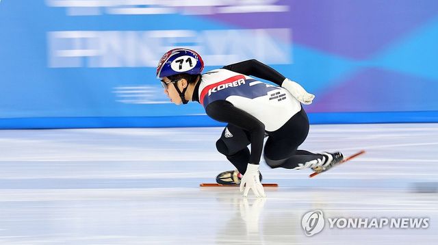 9일 중국 하얼빈 헤이룽장 빙상훈련센터 다목적홀에서 열린 하얼빈 동계아시안게임 쇼트트랙 남자 1000m 준결승에서 한국 박지원이 질주하고 있다. 연합뉴스