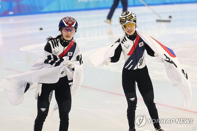 9일 중국 하얼빈 헤이룽장 빙상훈련센터 다목적홀에서 열린 하얼빈 동계아시안게임 쇼트트랙 여자 1000m 결승에서 금메달을 차지한 최민정(왼쪽)과 은메달을 차지한 김길리가 태극기를 두르고 경기장을 돌고 있다. 연합뉴스
