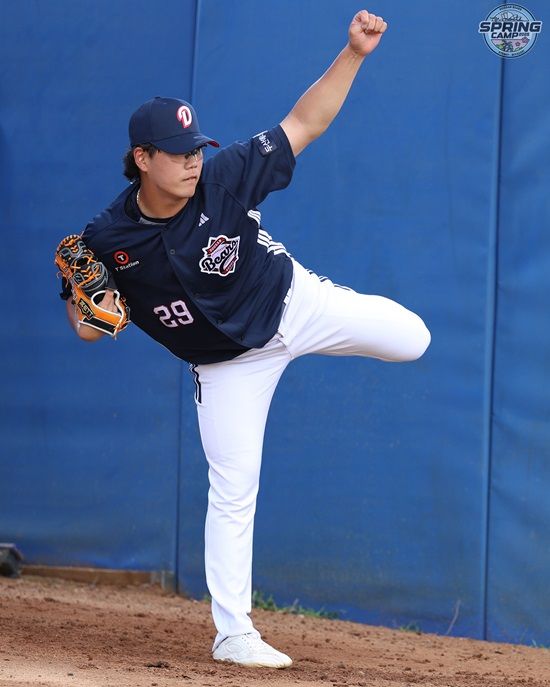 두산 베어스 투수 이병헌이 호주 블랙타운 스프링캠프에서 불펜 투구를 소화하고 있다. 두산 베어스
