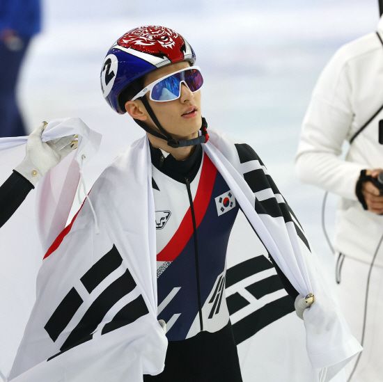 9일 중국 하얼빈 헤이룽장 빙상훈련센터 다목적홀에서 열린 하얼빈 동계아시안게임 쇼트트랙 남자 1000m 결승에서 금메달을 차지한 장성우가 태극기를 두르고 세리머니를 하고 있다. 연합뉴스