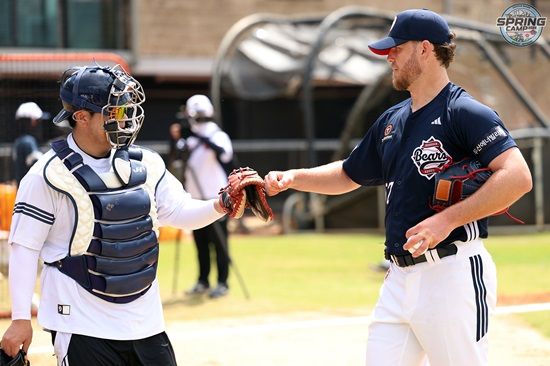 두산 베어스 외국인 투수 콜 어빈이 9일 호주 블랙타운 스프링캠프에서 첫 라이브 피칭을 소화했다. 두산 베어스