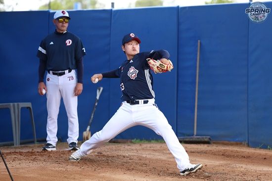 두산 베어스 투수 김택연이 호주 블랙타운 스프링캠프에서 훈련을 소화하고 있다. 두산 베어스