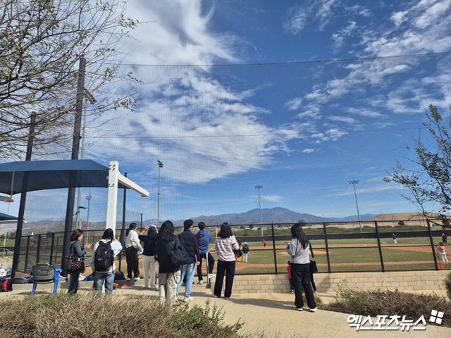 8일(현지시간) 미국 캘리포니아주 오렌지카운티 어바인의 그레이트 파크 야구장을 찾아 KIA 타이거즈 스프링캠프 훈련을 지켜본 한국 교민들. 사진 엑스포츠뉴스