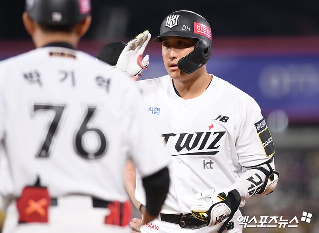 8일 오후 수원KT위즈파크에서 열린 '2024 신한 SOL Bank KBO 포스트시즌' LG 트윈스와 KT 위즈의 준플레이오프 3차전 경기, 3회말 2사 1루 KT 황재균이 안타를 날린 뒤 세리머니를 하고 있다. 엑스포츠뉴스DB