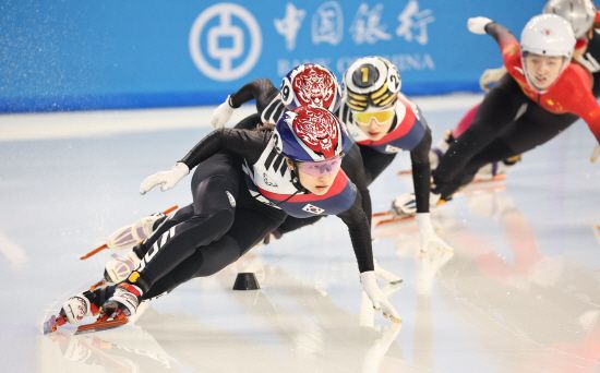 한국 여자 쇼트트랙 대표팀 최민정(성남시청)은 9일 중국 하얼빈 헤이룽장 빙상훈련센터 다목적홀에서 열린 여자 1000m 결승에서 1분29초637로 이 종목 아시안게임 신기록을 세우며 금메달을 따냈다. 이번 금메달로 최민정은 대회 3관왕에 올랐다. 최민정은 지난 8일 혼성 2000m 계주와 여자 500m서 우승한 적이 있다. 연합뉴스