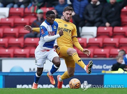 비토르 페레이라 감독이 이끄는 울버햄튼이 9일(한국시간) 영국 블랙번에 있는 이우드 파크에서 열린 블랙번 로버스와의 2024-2025시즌 FA컵 4라운드 원정 경기에서 2-0으로 승리했다.&nbsp;연합뉴스