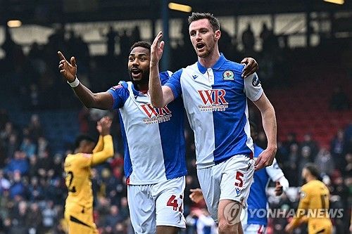 비토르 페레이라 감독이 이끄는 울버햄튼이 9일(한국시간) 영국 블랙번에 있는 이우드 파크에서 열린 블랙번 로버스와의 2024-2025시즌 FA컵 4라운드 원정 경기에서 2-0으로 승리했다.&nbsp;연합뉴스
