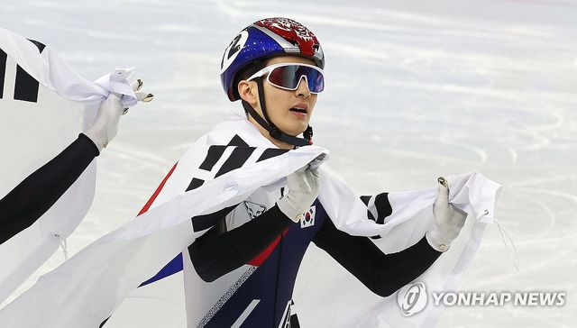 9일 중국 하얼빈 헤이룽장 빙상훈련센터 다목적홀에서 열린 하얼빈 동계아시안게임 쇼트트랙 남자 1000m 결승에서 금메달을 차지한 장성우가 태극기를 두르고 세리머니를 하고 있다. 연합뉴스