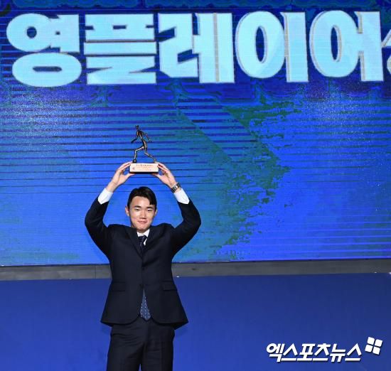 브랜던 로저스 감독이 이끄는 셀틱이 9일(한국시간) 영국 스코틀랜드 글래스고에 있는 셀틱 파크에서 열린 레이버 로버스(2부)와의 2024-2025시즌 스코티시 FA컵 5라운드 홈 경기에서 5-0 대승을 거두며 6라운드에 진출했다.&nbsp; 셀틱은 이날 마에다 다이젠이 해트트릭을 달성한 가운데, 양현준도 3개의 공격포인트를 기록하면서 활약을 이어갔다. 엑스포츠뉴스