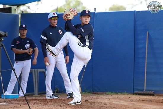 두산 베어스 투수 김택연이 호주 블랙타운 스프링캠프에서 훈련을 소화하고 있다. 두산 베어스