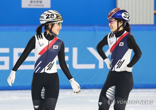 8일 중국 하얼빈 헤이룽장 빙상훈련센터 다목적홀에서 열린 하얼빈 동계아시안게임 쇼트트랙 혼성 2,000m 계주 결승에서 금메달을 획득한 김길리(왼쪽), 최민정이 기뻐하고 있다. 연합뉴스