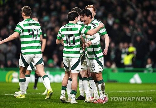 브랜던 로저스 감독이 이끄는 셀틱이 9일(한국시간) 영국 스코틀랜드 글래스고에 있는 셀틱 파크에서 열린 레이버 로버스(2부)와의 2024-2025시즌 스코티시 FA컵 5라운드 홈 경기에서 5-0 대승을 거두며 6라운드에 진출했다.&nbsp; 셀틱은 이날 마에다 다이젠이 해트트릭을 달성한 가운데, 양현준도 3개의 공격포인트를 기록하면서 활약을 이어갔다. 연합뉴스
