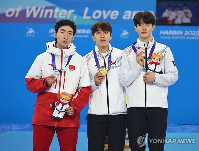 왼쪽부터 중국 쇼트트랙 국가대표 린샤오쥔과 한국 박지원, 장성우.