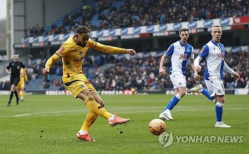 비토르 페레이라 감독이 이끄는 울버햄튼이 9일(한국시간) 영국 블랙번에 있는 이우드 파크에서 열린 블랙번 로버스와의 2024-2025시즌 FA컵 4라운드 원정 경기에서 2-0으로 승리했다.&nbsp;연합뉴스