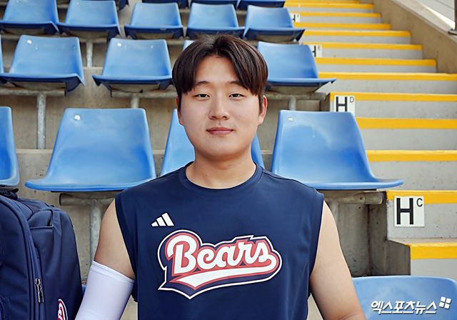 두산 베어스 투수 김택연이 호주 블랙타운 스프링캠프에서 취재진과 인터뷰에 응하고 있다. 블랙타운, 김근한 기자