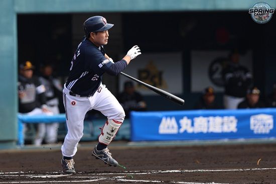 두산 베어스 캡틴 양의지가 1일 오릭스전에서 3회 초 달아나는 솔로 홈런을 쏘아 올렸다. 두산 베어스 