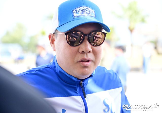 삼성 라이온즈 박진만 감독이 1일 일본 오키나와 아카마 구장에서 취재진과 인터뷰에 임하고 있다. 일본 오키나와, 김한준 기자