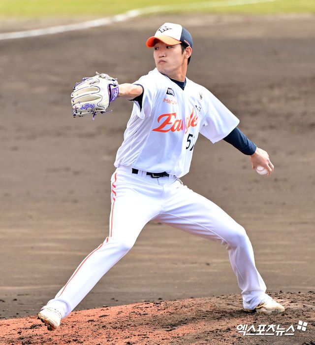 26일 오후 일본 오키나와 고친다 구장에서 열린 KT 위즈와 한화 이글스의 연습경기, 3회초 한화 성지훈이 공을 힘차게 던지고 있다. 엑스포츠뉴스DB