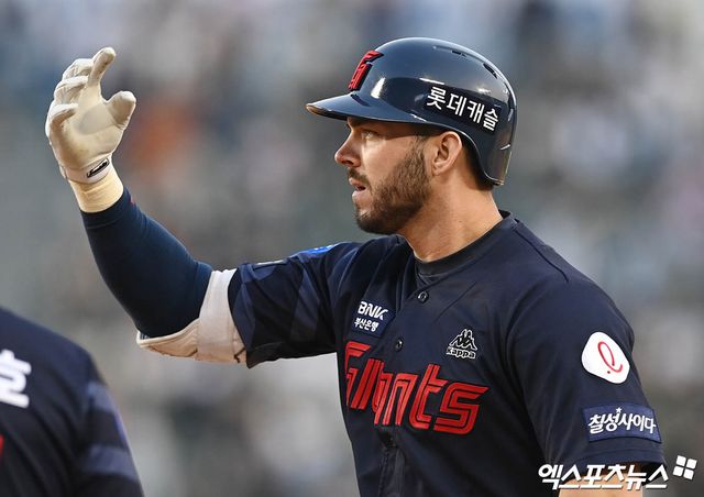 1일 오후 서울 잠실야구장에서 열린 '2023 신한은행 SOL KBO리그' 롯데 자이언츠와 두산 베어스의 경기, 연장 11회초 1사 1,3루 롯데 렉스가 1타점 적시타를 때려낸 뒤 세리머니를 하고 있다. 엑스포츠뉴스 DB