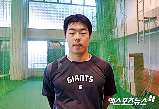 롯데 자이언츠 내야수 고승민이 일본 미야자키 스프링캠프에서 취재진과 인터뷰에 응하고 있다. 미야자키, 김근한 기자