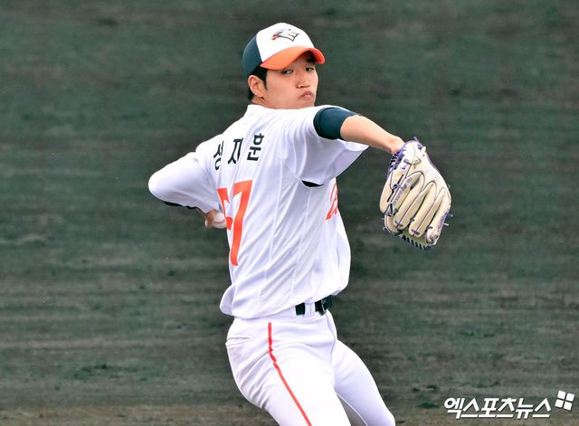23일 오후 일본 오키나와 이토만 니시자키 야구장에서 열린 한화 이글스와 지바 롯데 마린스의 연습경기, 4회말 한화 성지훈이 공을 힘차게 던지고 있다. 엑스포츠뉴스DB