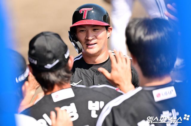 LG 트윈스 오지환이 1일 일본 오키나와 온나손 아카마 구장에서 열린 삼성 라이온즈와의 연습경기에서 홈런을 친 뒤 동료들과 하이파이브하고 있다. 일본 오키나와, 김한준 기자
