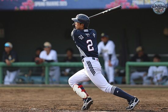 두산 베어스 외야수 김민석이 1일 오릭스전에서 싹쓸이 3타점 3루타를 포함해 멀티히트 경기 활약을 펼쳤다. 두산 베어스