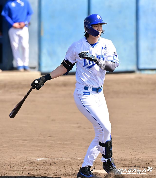 삼성 라이온즈 구자욱이 1일 일본 오키나와 온나손 아카마 구장에서 열린 LG 트윈스와의 연습경기에서 부상 복귀전에 나서 타격하고 있다. 일본 오키나와, 김한준 기자