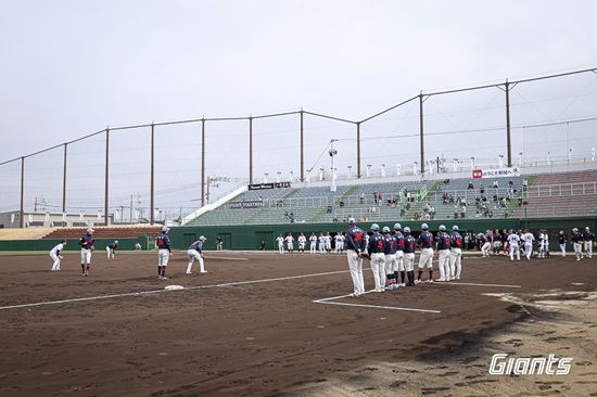 롯데 자이언츠와 지바롯데 마린스 선수단이 교류전을 앞두고 합동 필딩 훈련을 소화하고 있다. 롯데 자이언츠